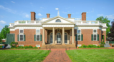Das Herrenhaus von Monticello, Landsitz des früheren US-Präsidenten Thomas Jefferson, mit einer gepflegten Rasenfläche vor blauem Himmel an einem Sommertag