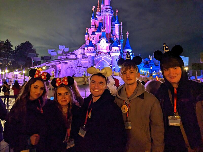 Junge Reiseverkäufer beim abendlichen Spektakel "Disney Dreams!" im Disneyland Paris