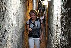 Yana Schönberger von Germania Reisen in Berlin in einem 3.000 Jahre alten unterirdischen Kanal für den Abfluss von Regenwasser