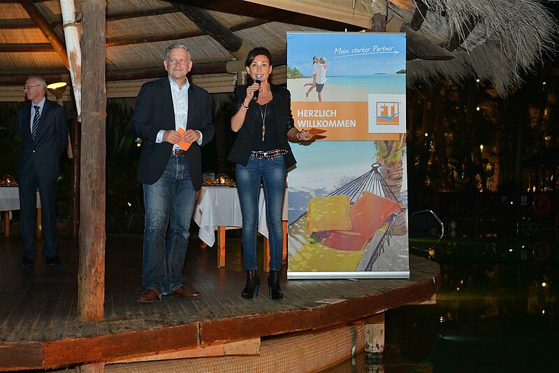 FTI-Geschäftsführer Ralph Schiller mit Sonnenklar-Moderatorin Mary Amiri bei der Begrüßungsansprache im Vier-Sterne-Hotel Maspalomas & Tabaiba Princess Resort