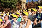 Gelbe Kappen des Loro Parks als Schutz gegen die Sonne: Reiseverkäufer während der Auftaktveranstaltung