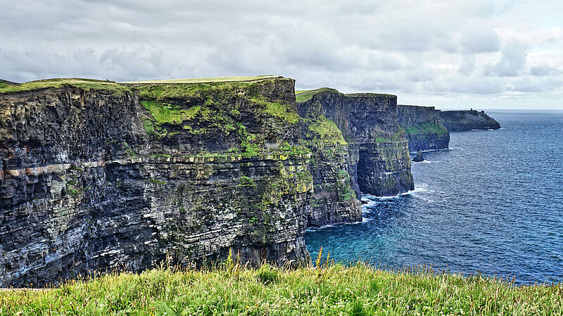 Die Highlights von Irland, darunter auch die Cliffs of Moher, lernt man bei einer neuen National-Geographic-Reise von G Adventures kennen