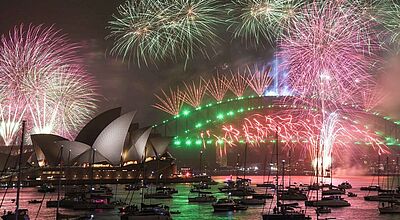 Feuerwerk über dem Opera House und der Harbour Bridge in Sydney