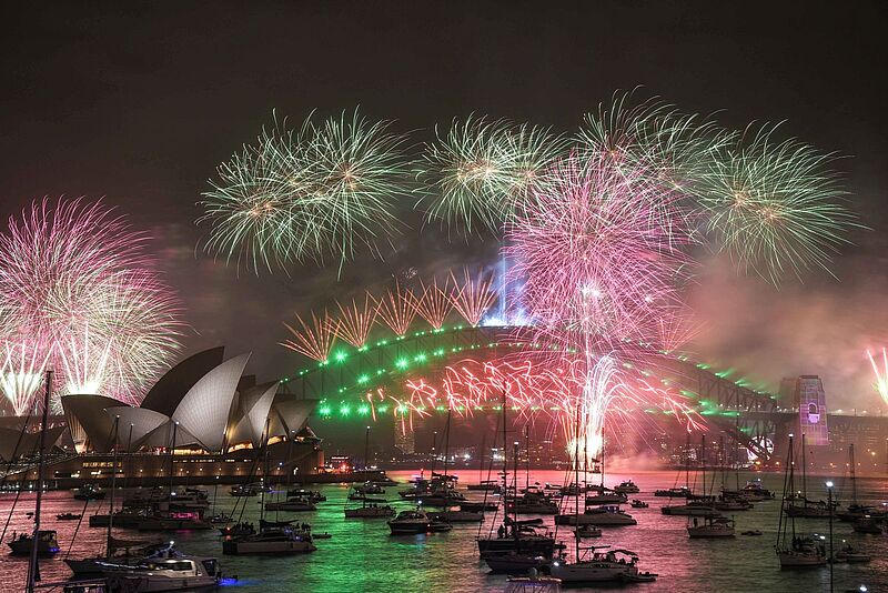Feuerwerk über dem Opera House und der Harbour Bridge in Sydney
