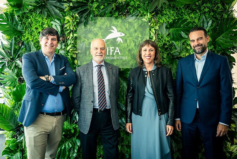 Bei der Eröffnung (von links): Juan Pita Urgoiti (Regional Operations Director), Santiago de Armas Farina (Aufsichtsrat Vorsitzender), Yaiza Garcia Suarez Suarez (Director Finanzen und Verwaltung Lopesan) und Jose Alba Perez (General Director des Tourismusgebiets Lopesan)