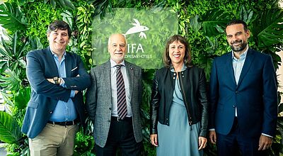 Bei der Eröffnung (von links): Juan Pita Urgoiti (Regional Operations Director), Santiago de Armas Farina (Aufsichtsrat Vorsitzender), Yaiza Garcia Suarez Suarez (Director Finanzen und Verwaltung Lopesan) und Jose Alba Perez (General Director des Tourism Bei der Eröffnung (von links): Juan Pita Urgoiti (Regional Operations Director), Santiago de Armas Farina (Aufsichtsrat Vorsitzender), Yaiza Garcia Suarez Suarez (Director Finanzen und Verwaltung Lopesan) und Jose Alba Perez (General Director des Tourismusgebiets Lopesan)