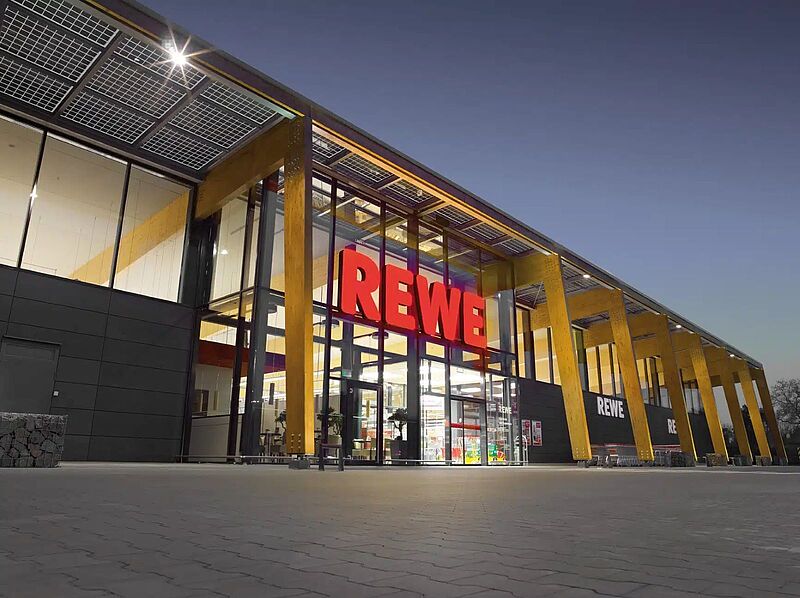 Rewe-Markt im Abendlicht