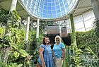 Im Orchidarium von Estepona: Martina Lamprecht vom ARCD Reisebüro in Bad Windsheim (links) mit Angela Ruth Klein vom Bochumer Reisebüro „Die Reisehexen“ 