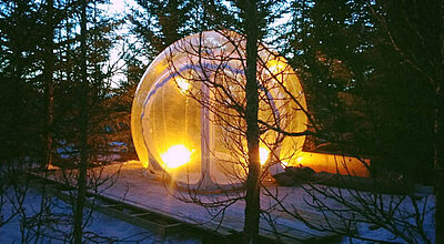 Mit etwas Glück können Urlauber durch das Dach der Bubble-Lodge das Polarlicht sehen