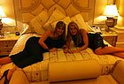 Bettentest in einer Suite des Emirates Palace: Tanja Kaun vom Sonnenklar Reisebüro Ingolstadt (links) und Brigitte Enggruber von der Flugbörse Pfarrkirchen
