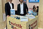 Am Stand von touristik aktuell in Halle 25: ta-Redakteur Christofer Knaak und Korrespondent Leonard Gürtler