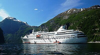Ein Kreuzfahrtschiff fährt durch einen Fjord in Norwegen