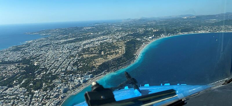 Landeanflug auf Rhodos am Montag: Weite Teile der Insel sind von den Waldbränden nicht beeinträchtigt