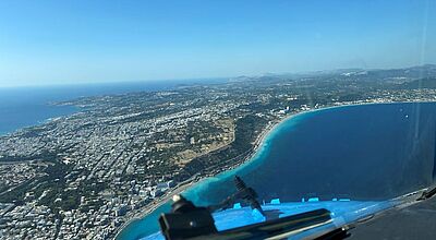 Landeanflug auf Rhodos am Montag: Weite Teile der Insel sind von den Waldbränden nicht beeinträchtigt