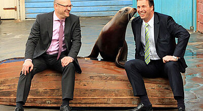Sie leiten künftig den Zoo Hannover: Frank Werner und der derzeitige TUI-Manager Andreas Casdorff (rechts), im Bild mit Seelöwin „Pamela“