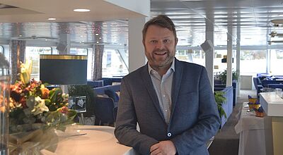 Christian Kaatz, Geschäftsführer von Anton Götten Reisen, an Bord des Flusskreuzfahrtschiffs Symphonie Christian Kaatz, Geschäftsführer von Anton Götten Reisen, steht in der Lounge des Flusskreuzfahrtschiffs Symphonie