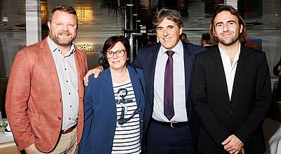 Gruppenbild von vier Personen auf einer Feier an Bord eines Flusskreuzfahrtschiffes.