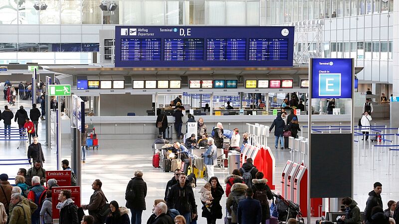 Streikende Security-Mitarbeiter werden am Dienstag den Frankfurter Flughafen lahmlegen. Foto: Fraport
