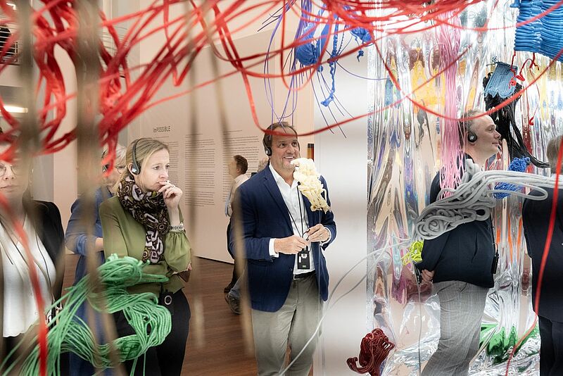 Auch ein Besuch der Ausstellung „Impossible“ im Burda-Museum stand auf dem Programm. Im Bild Julia Wedemeyer, Bereichsleiterin Einkauf und Vertriebssteuerung bei LCC, und LCC-Geschäftsführer Markus Orth
