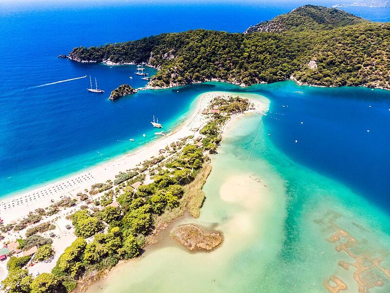 An touristischen Orten wie hier in Ölüdeniz werden in diesem Jahr kaum Russen oder Ukrainer anzutreffen sein. Foto: graphixel/istockphoto