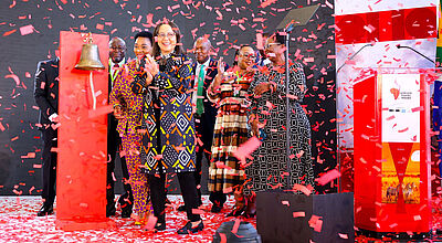 Tourismusministerium Patricia de Lille (zweite Frau von links) eröffnete die Indaba mit dem Läuten einer Glocke. Foto: South African Tourism 