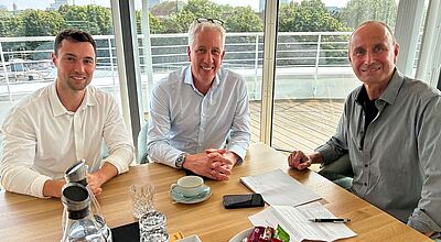 Die Geschäftsführer von Schauinsland-Reisen, Gerald Kassner und Sohn Steffen, im Gespräch mit ta-Chefredakteur Matthias Gürtler