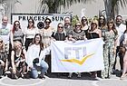 Nochmal die FTI-Fahne zücken: Gruppenfoto vor dem Princess Sun 