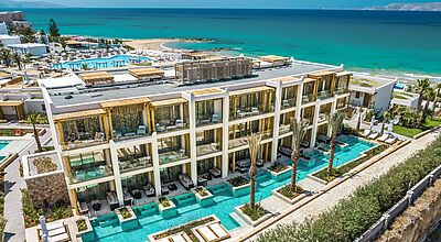 Luxuriöses Strandhotel auf Kreta mit modernen Suiten, privaten Pools, Sonnenliegen und direkter Lage am türkisblauen Meer – perfektes Reiseziel für Sommerurlaub 2026