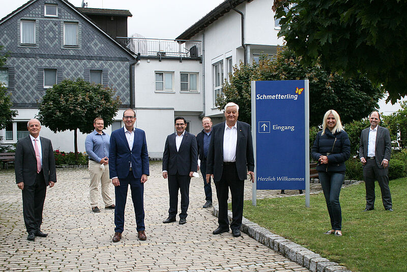 Besuch in der Schmetterling-Zentrale: Alexander Dobrindt (Dritter von links) diskutierte unter anderem mit Geschäftsbereichsleiter Ömer Karaca (Vierter von links) und Schmetterling-Gründer Willi Müller. Foto: Schmetterling