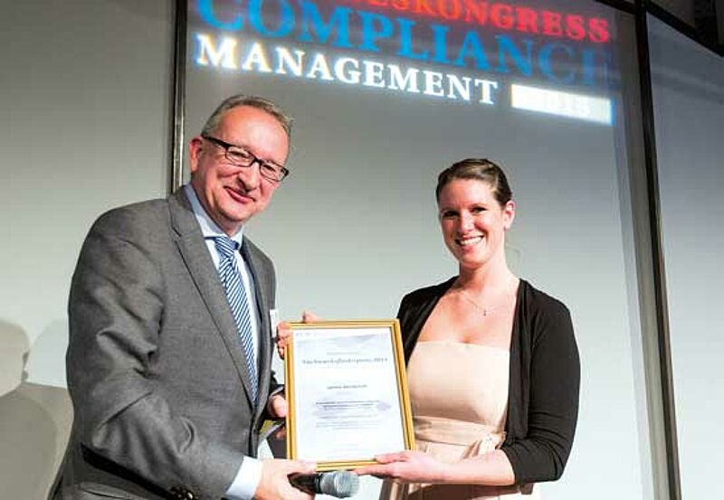 Janina Oberkersch freut sich über die Auszeichnung des Compliance-Verbands