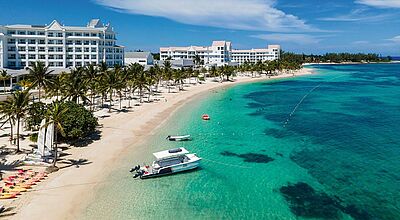 Luxuriöses Strandresort auf Jamaika, mit weißen Sandstränden, türkisblauem Meer, Palmen und Booten