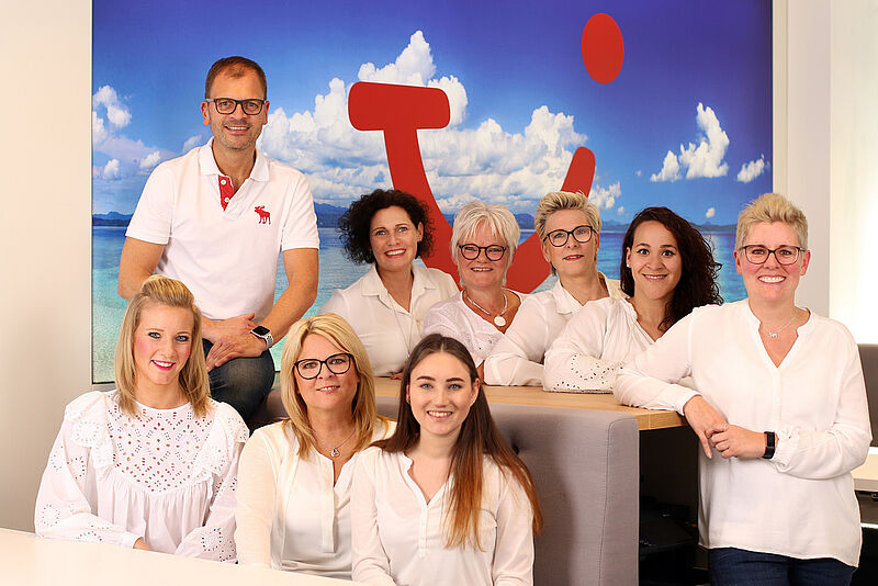 Das Team des TUI Store Dormagen, links Büroleiter Axel Güttler