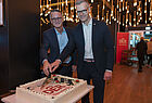 Überraschung von DER Touristik: Mark Tantz und Andreas Quenstedt beim Anschnitt der Geburtstagstorte