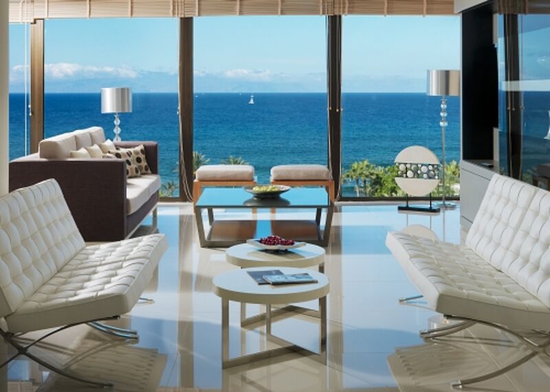 Vom Privilege-Saal im H10 Conquistador auf Teneriffa schauen die Gäste direkt aufs Meer