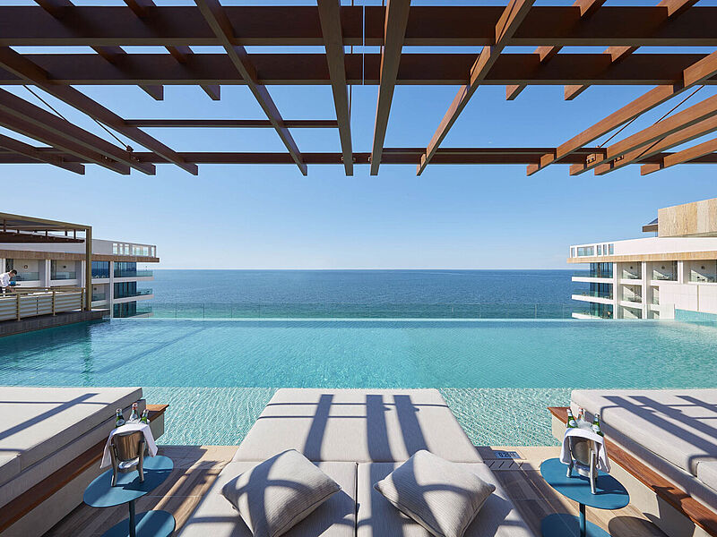 Der Pool des Mandarin Oriental Jumeira in Dubai. Foto: Mandarin Oriental