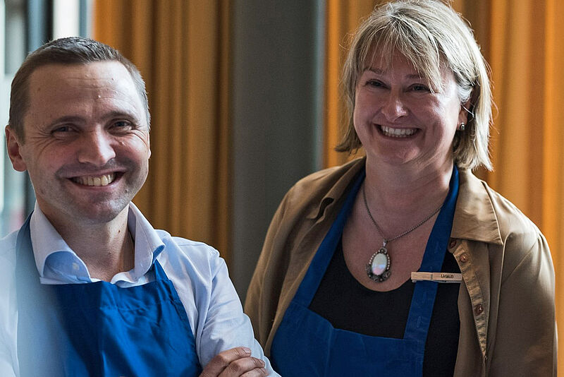 Franchise-Chefin Anna Schwingenschlögl und Thomas Bösl, Geschäftsführer von RT-Reisen und Reiseland, haben für den Kochabend die Schürzen angelegt