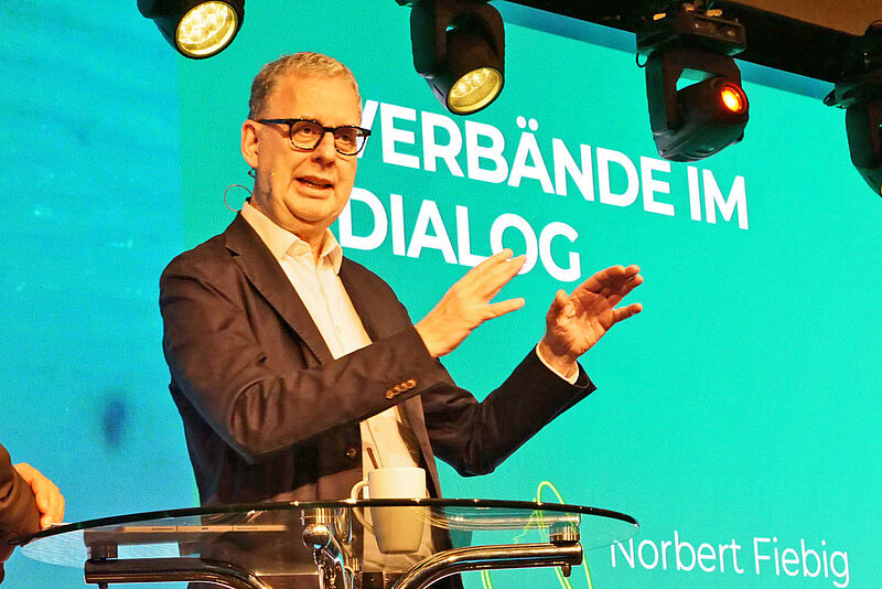 DRV-Präsident Norbert Fiebig auf der Bühne der RTK-Jahrestagung 