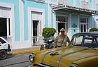 Nächste Unesco-Welterbestadt, nächster Oldtimer: Anja Blaschke vor dem Hotel Union in Cienfuegos