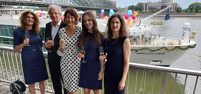 Reederei-Familie Lüfter vor der frischgetauften Amadeus Cara (von links): Taufpatin Anna, Vater Wolfgang, Ehefrau Martina und die zwei weiteren Töchter Corina und Lea