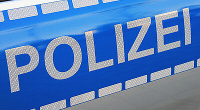 Die Polizei sucht einen Trickbetrüger, zu dessen Opfern  Reisebüros in Nordrhein-Westfalen gehören