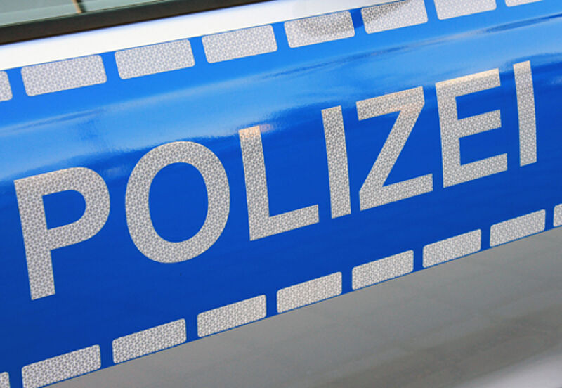 Die Polizei sucht einen Trickbetrüger, zu dessen Opfern  Reisebüros in Nordrhein-Westfalen gehören