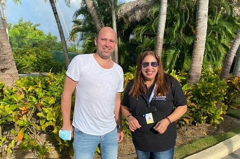 Expipoint-Gründer Chris Balzer zusammen mit Yudelka Lopez, stellvertretende Direktorin des Tourist Boards der Dominikanischen Republik, im Hotel Impressive in Punta Cana
