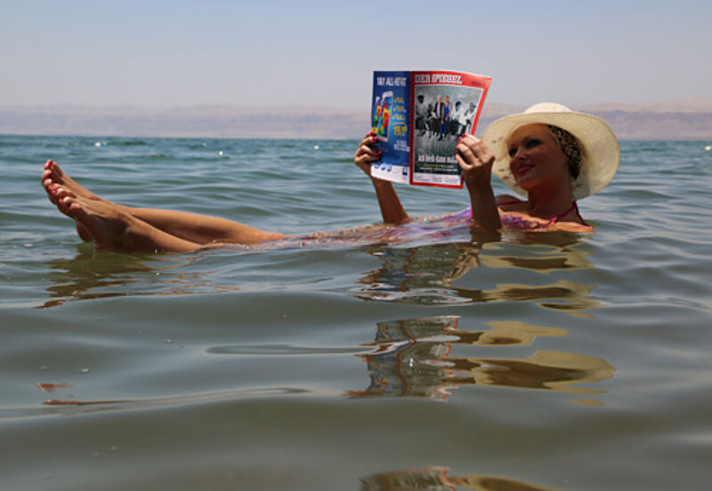 Keine Fotomontage: Mit einem Spiegel in der Hand treibt Daniela Katzenberger im Toten Meer