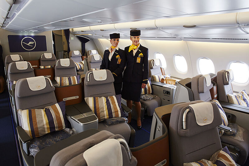 Business-Class-Kabine von Lufthansa mit Flugbegleiterinnen