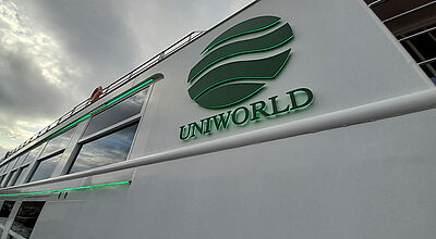 Die US-amerikanische Flusskreuzfahrtmarke Uniworld vertreibt nicht mehr in Deutschland Großes Reederei-Logo an der Bordwand eines Flusskreuzfahrtschiffes