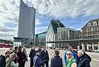 Blick auf die "Dreikantfeile" und die Front der Leipziger Uni: Erst ging es per Bus durch Leipzig, dann zu Fuß