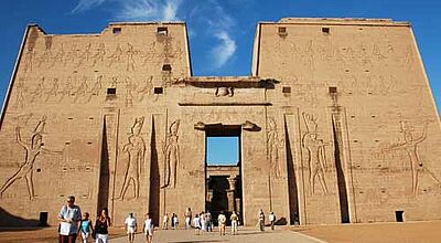 Bade- und Kultururlauber, die Ägyptens Schätze wie den Edfu-Tempel besuchen wollen, trifft die Erhöhung gleichermaßen