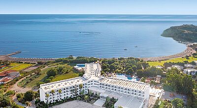 Luftaufnahme des Allsun Irene Palace auf Rhodos mit direkter Strandlage, Poolanlage, Meerblick und grüner Umgebung – ideales Hotel für Griechenland-Urlaub.