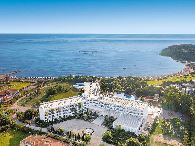 Luftaufnahme des Allsun Irene Palace auf Rhodos mit direkter Strandlage, Poolanlage, Meerblick und grüner Umgebung – ideales Hotel für Griechenland-Urlaub.