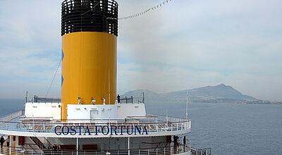 Die Costa Fortuna vor Ischia im Golf von Neapel